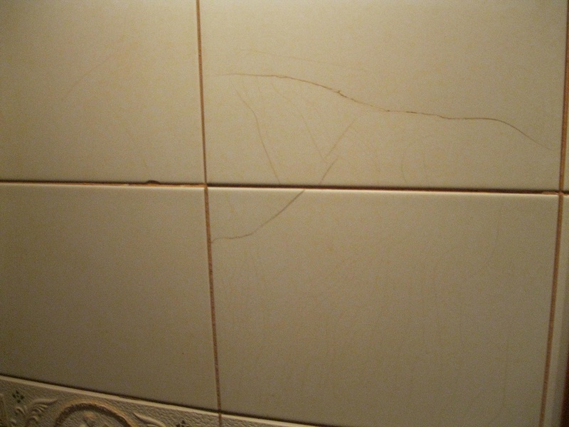 Трещины в ванной. Потрескавшаяся плитка. Трещины на керамической плитке. Плитка треснула на стене. Треснула напольная плитка.