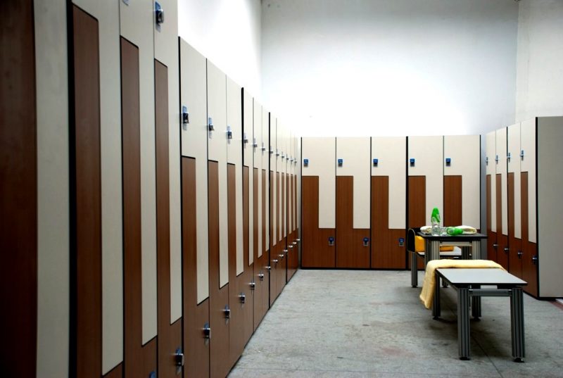 Недавно в спортивной школе отремонтировали раздевалку и заменили шкафчики
