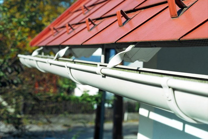 Зачем нужны отливы для крыши - стены дома должны быть сухими