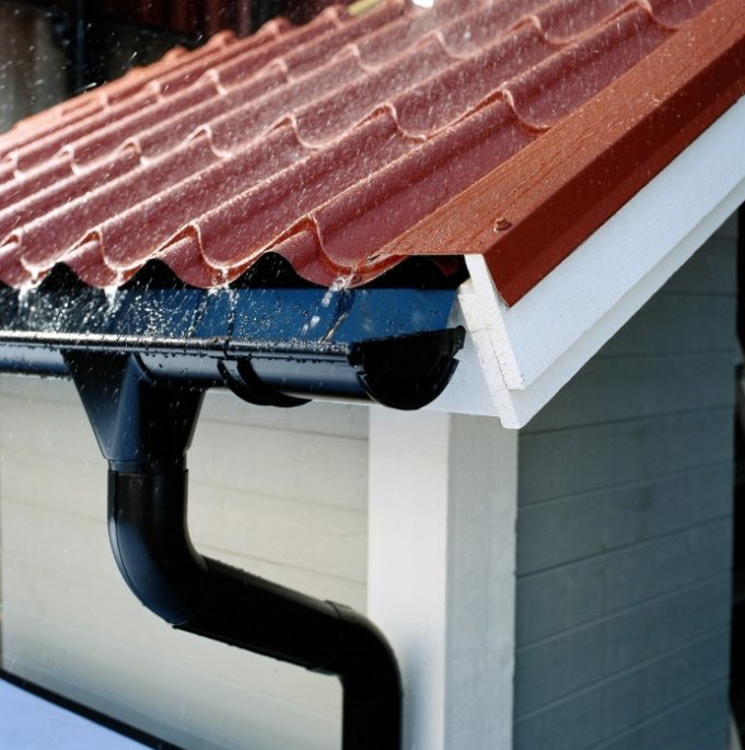 Зачем нужны отливы для крыши - стены дома должны быть сухими