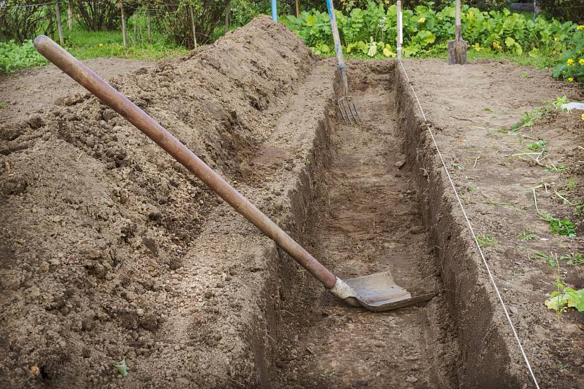 Как копать землю под фундамент дома