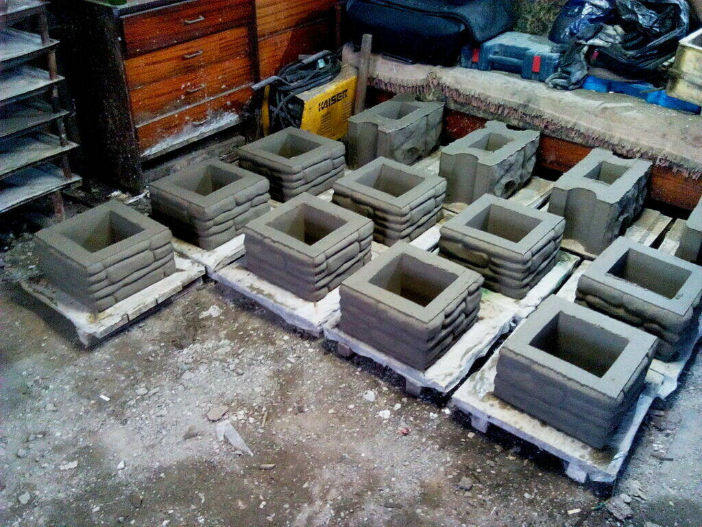 Купить форму для бетонного забора. Блок для столба забора 400х400. Бетонные заборные блоки. Декоративные блоки из бетона. Форма для бетонных столбов.
