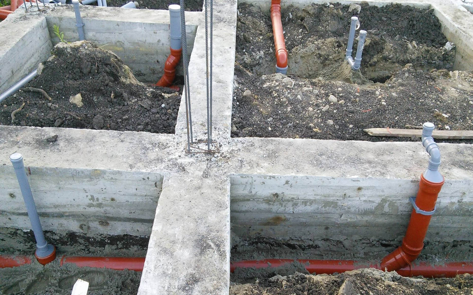 Как правильно выполнить монтаж трубопроводов канализации и водопровода под фундаментом