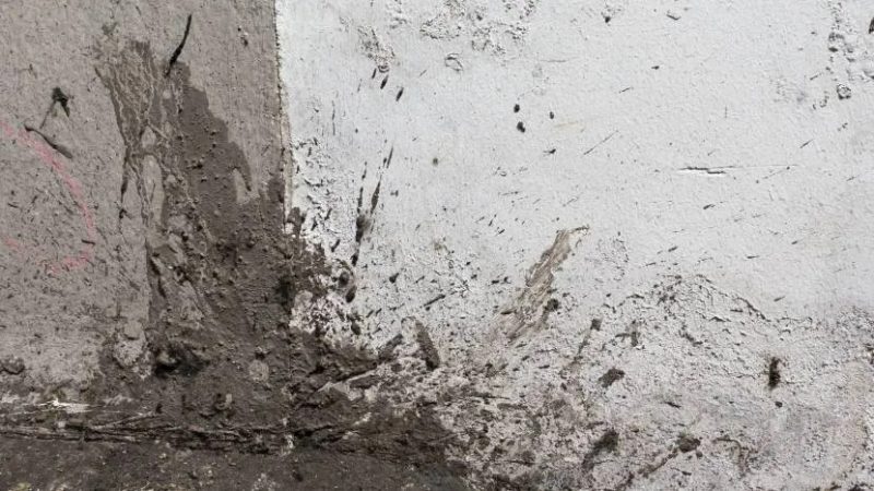 Чем можно отмыть застывший цемент с поверхности, чтобы не повредить ее.